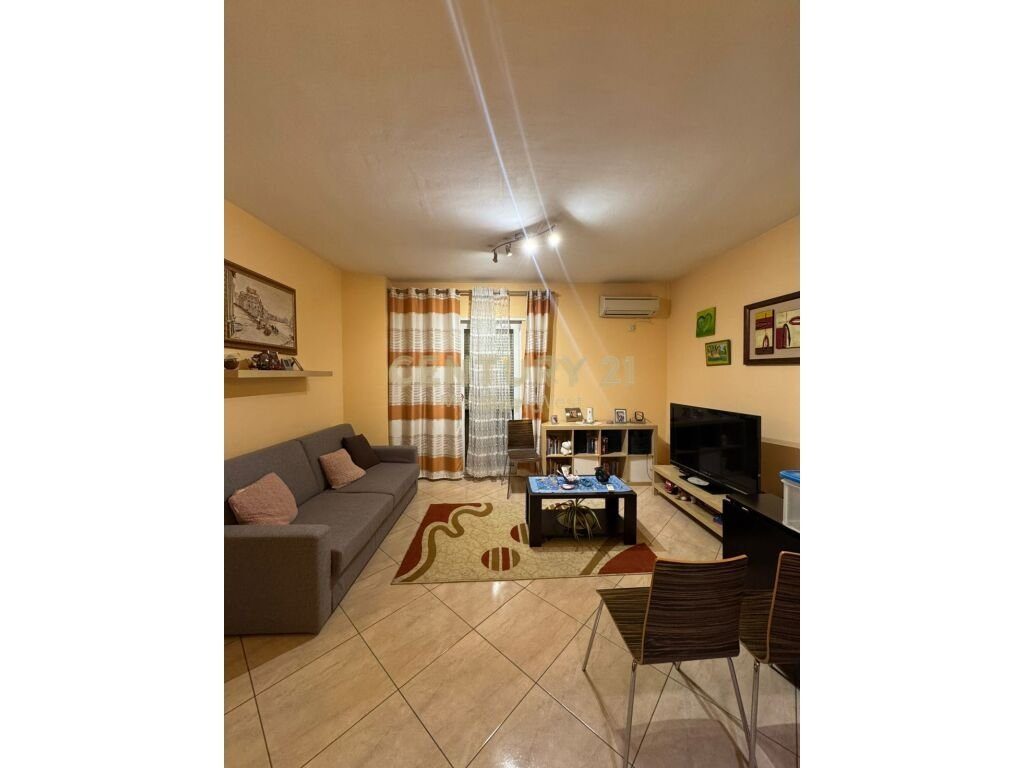 Jepet me Qira Apartament 1+1 tek ATSH, Pazari i Ri