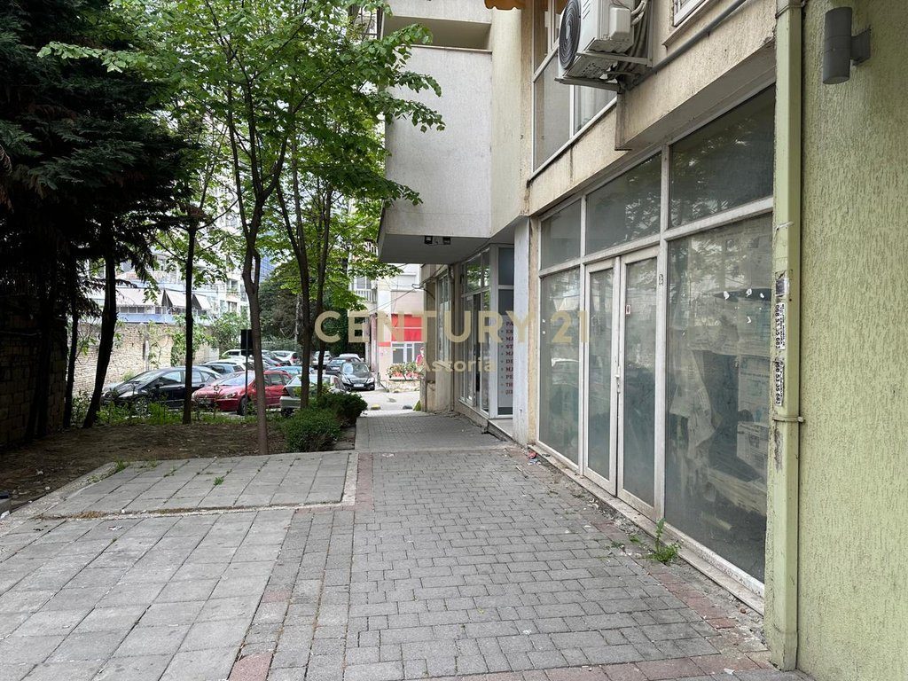 Jepet me qira biznesi në Komunën e Parisit – Kati 0 me Verandë