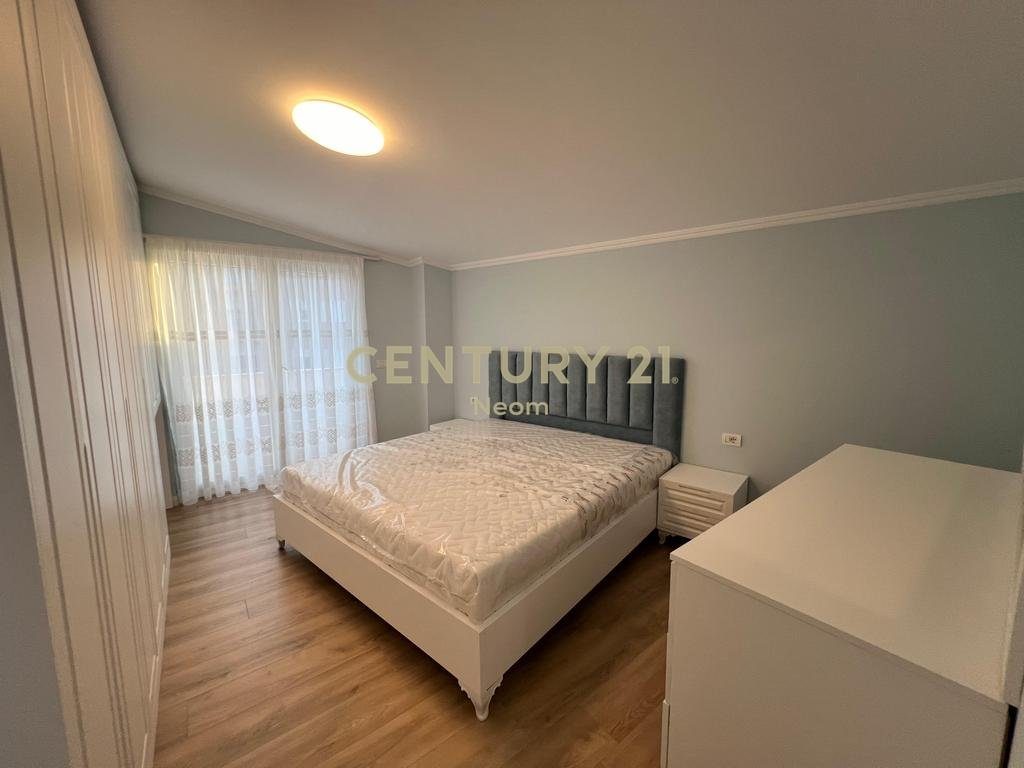 Qira, Penthouse modern 2+1+2,Liqeni i Thatë!