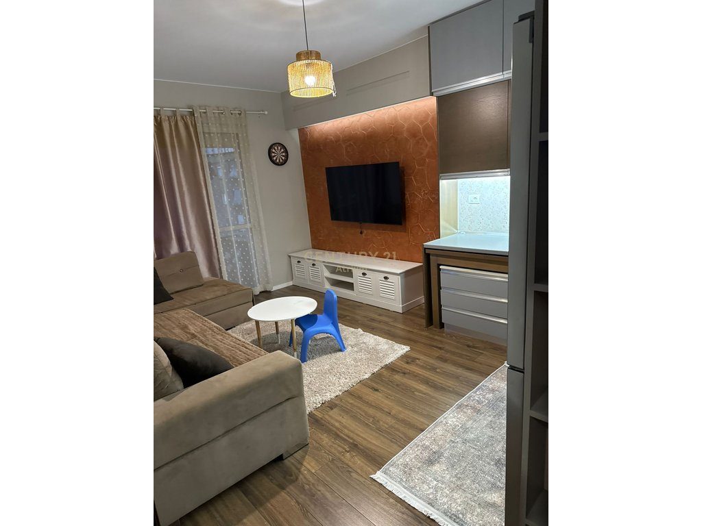 JEPET ME QIRA APARTAMENT 2+1 TEK BRRYLI BUZE RRUGE !
