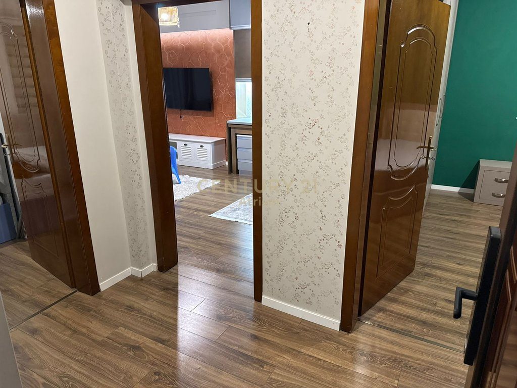 JEPET ME QIRA APARTAMENT 2+1 TEK BRRYLI BUZE RRUGE !