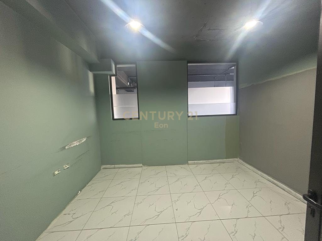 SHITET AMBIENT 703m2  PRANE RRUGES SE PORTIT, DURRES  ! ( ofron mundesi ndarje ne dy ambjente )