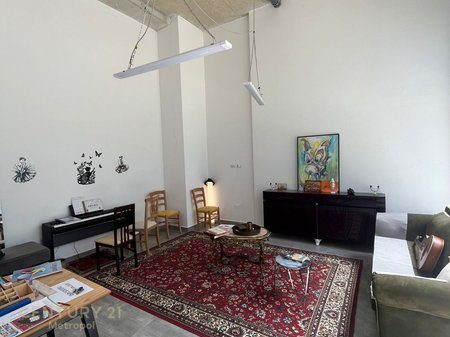 Ambient Komercial me Qira pranë Hipotekës