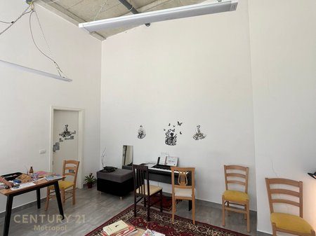 Ambient Komercial me Qira pranë Hipotekës