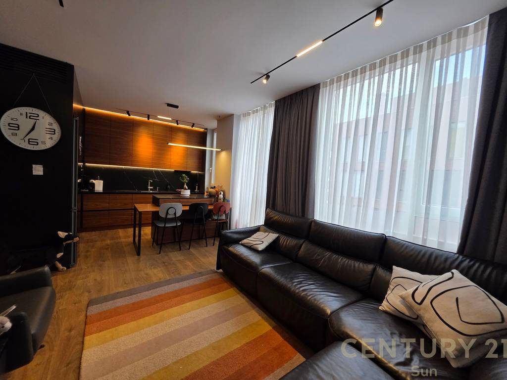 SHITET APARTAMENT 2+1 + POST PARKIMI NE BULEVARDIN E RI