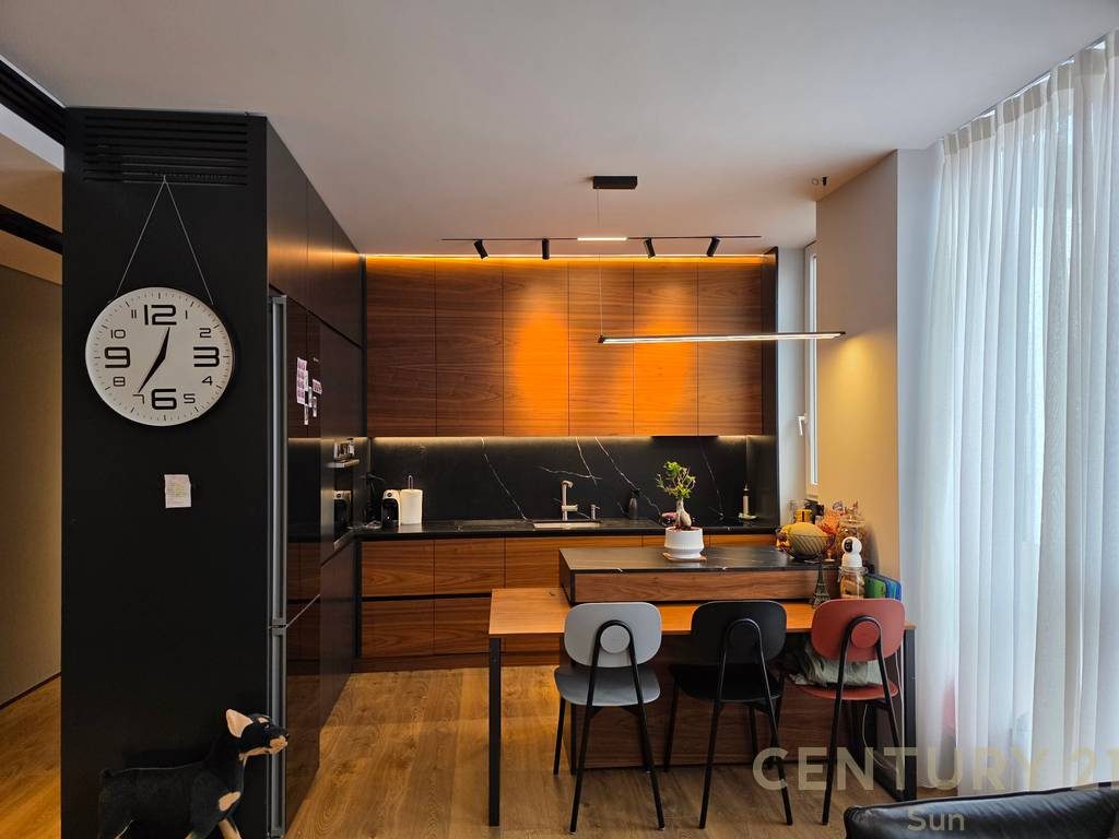 SHITET APARTAMENT 2+1 + POST PARKIMI NE BULEVARDIN E RI