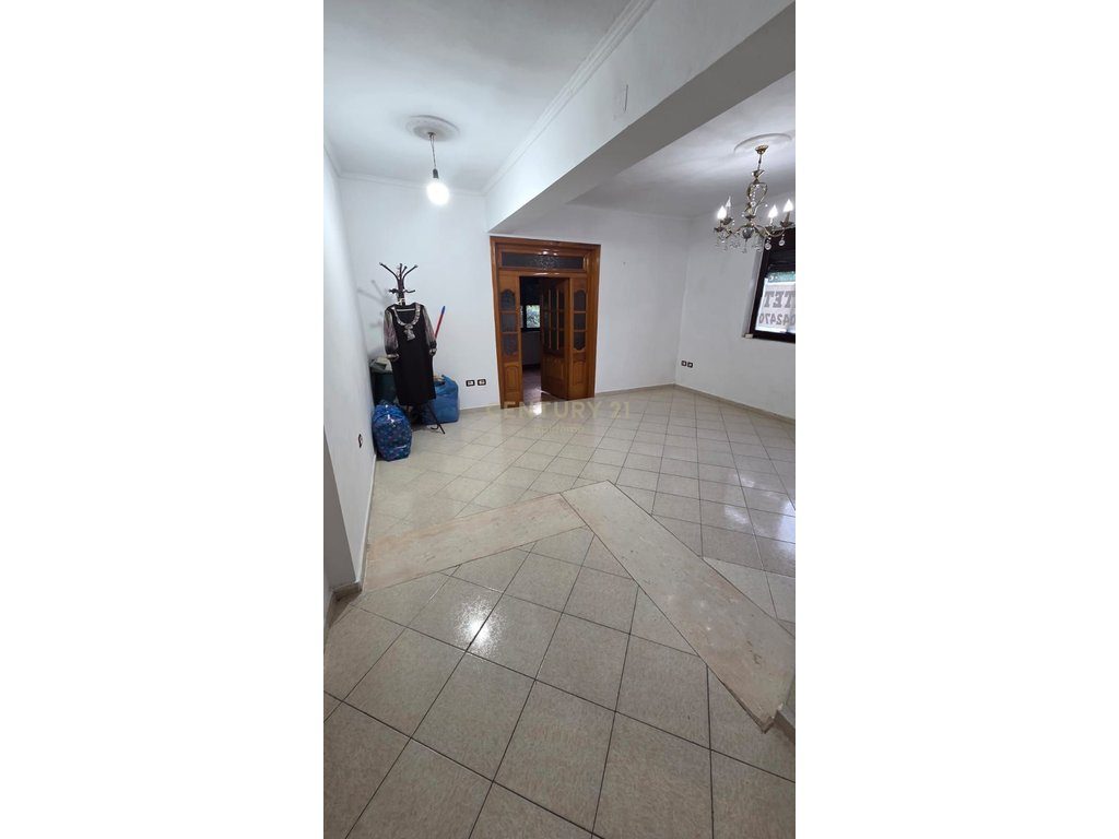 APARTAMENT 3+1 PER SHITJE PRANE SPITALIT RAJONAL , DURRES!