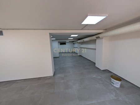 JEPET ME QIRA AMBIENT KOMERCIAL TE SH VASIL SHANTO(SPRING REZIDENCE)