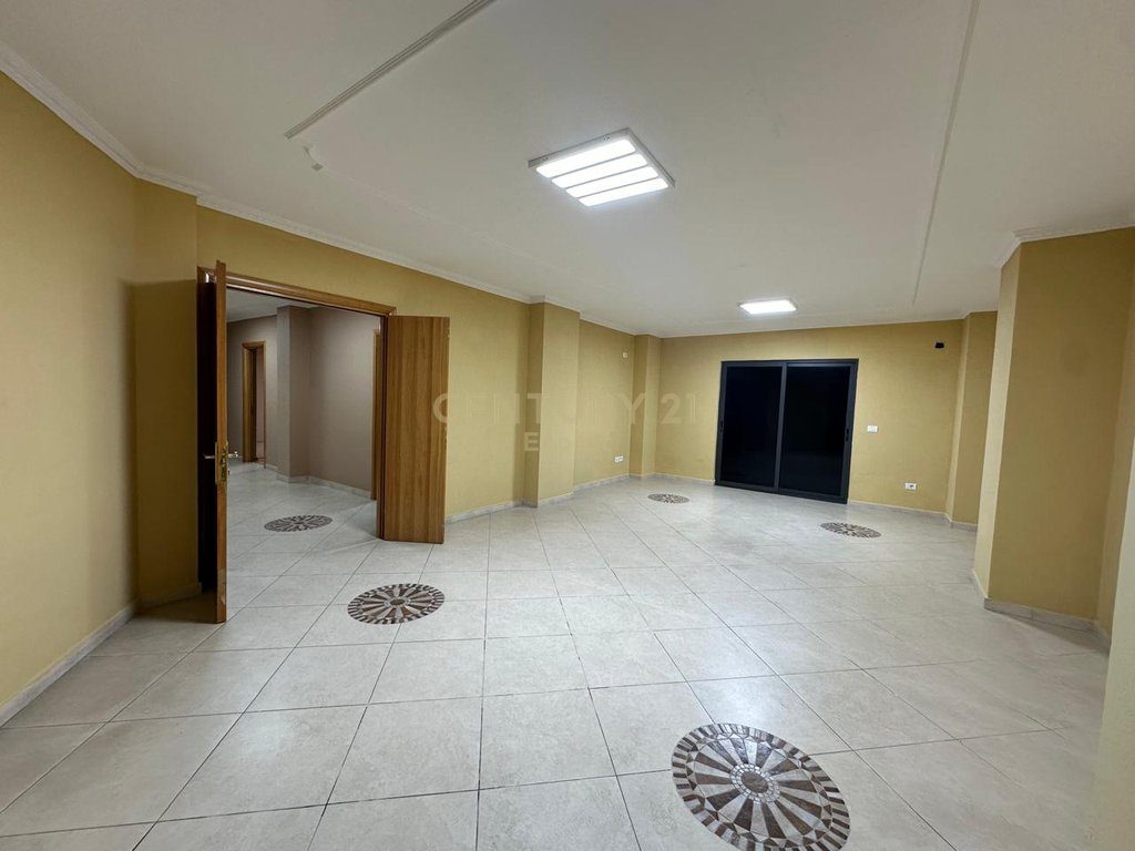 JEPET ME QIRA APARTAMENT 3+1+2 NE QENDER