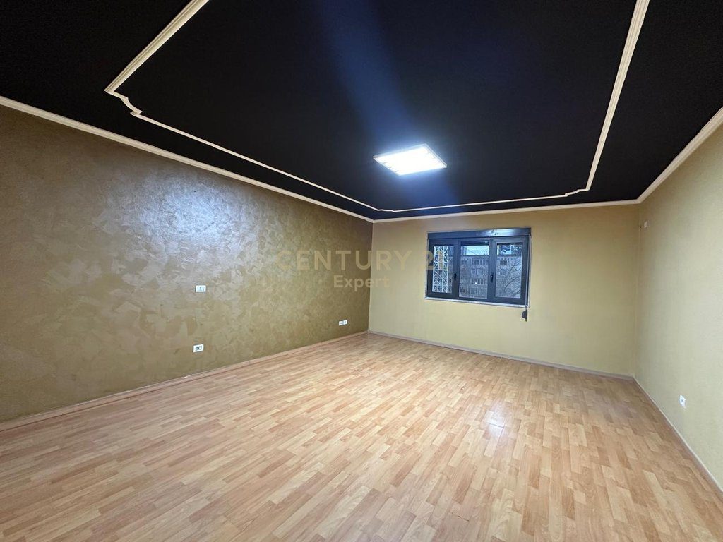 JEPET ME QIRA APARTAMENT 3+1+2 NE QENDER