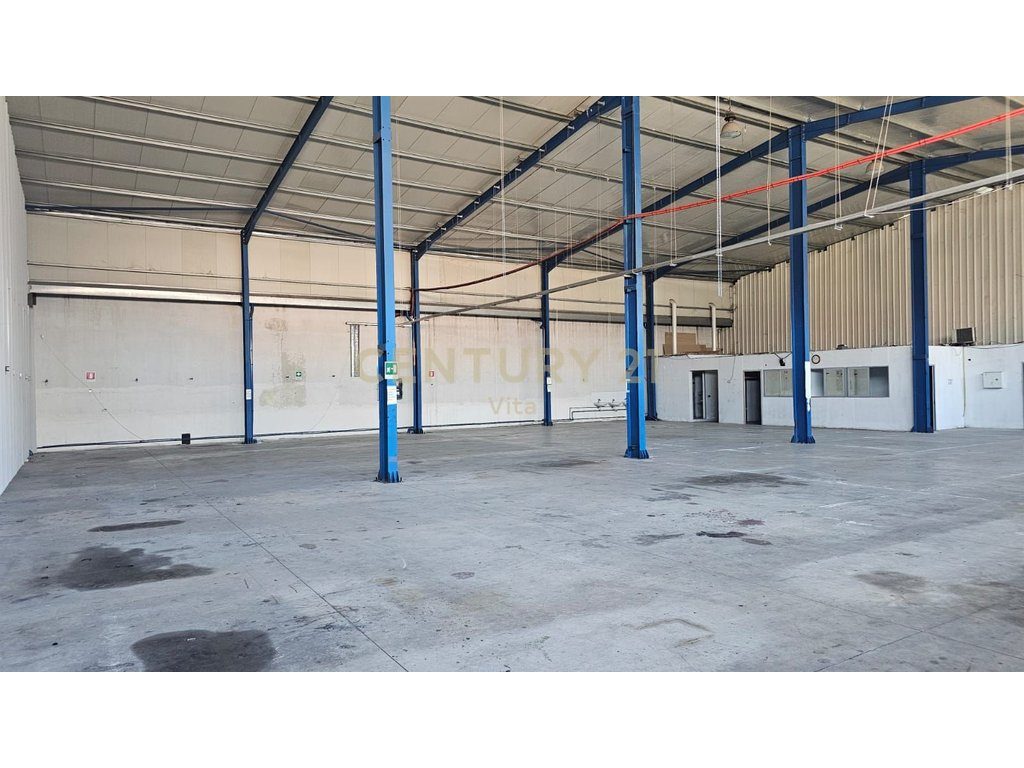 Magazinë  me Qira në Autostradën Durrës-Tiranë  225m2