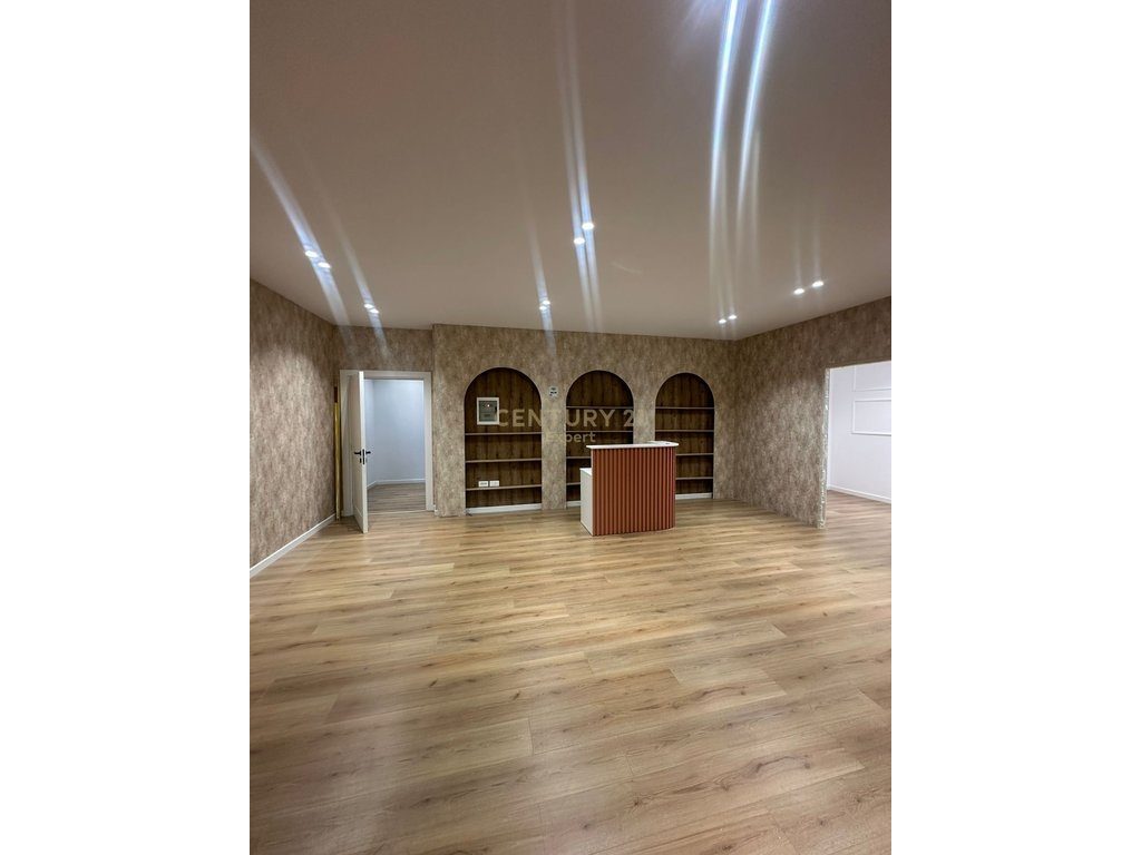 Ambient biznesi 80 m² me qira, kati 1, përballë Vila L.