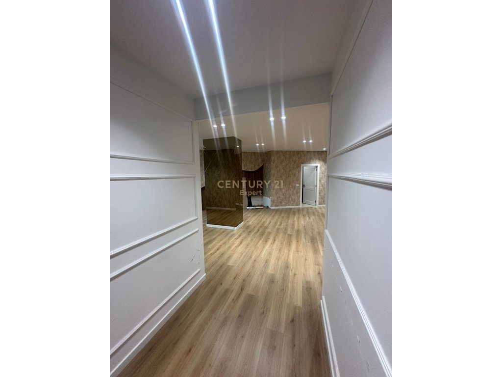 Ambient biznesi 80 m² me qira, kati 1, përballë Vila L.