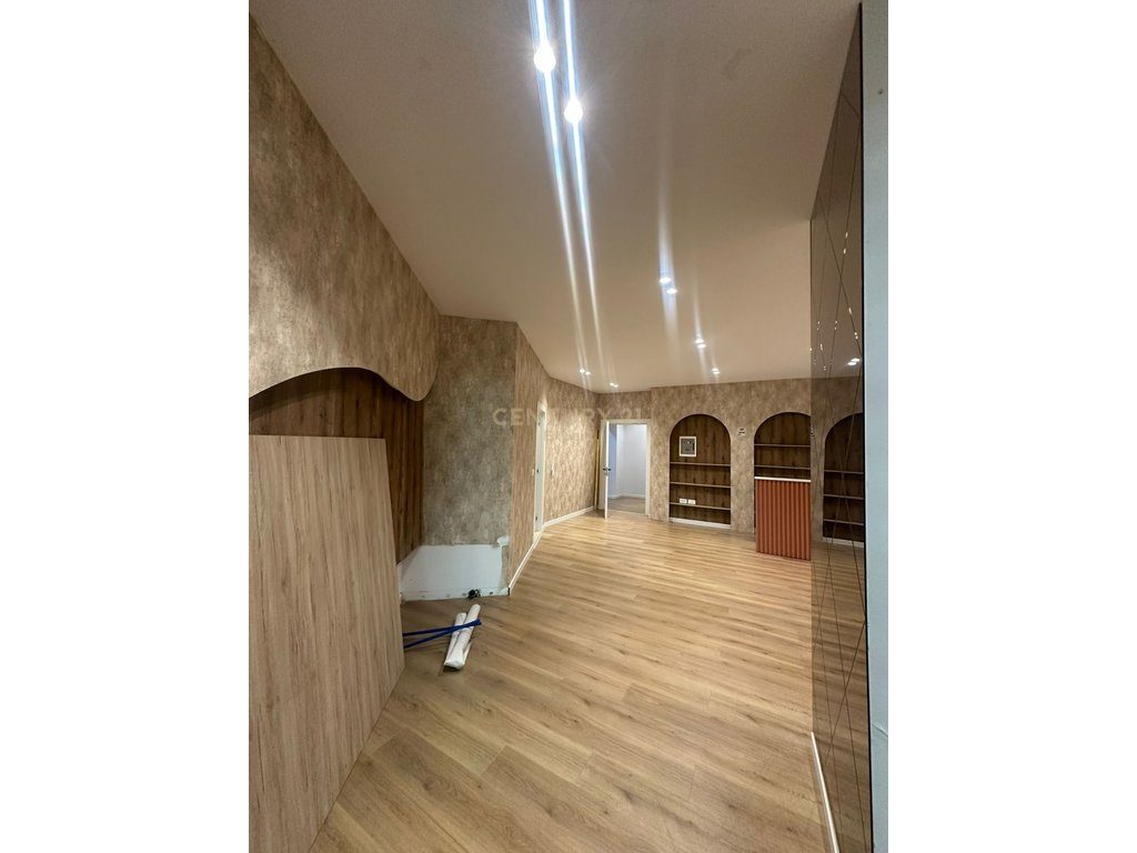 Ambient biznesi 80 m² me qira, kati 1, përballë Vila L.