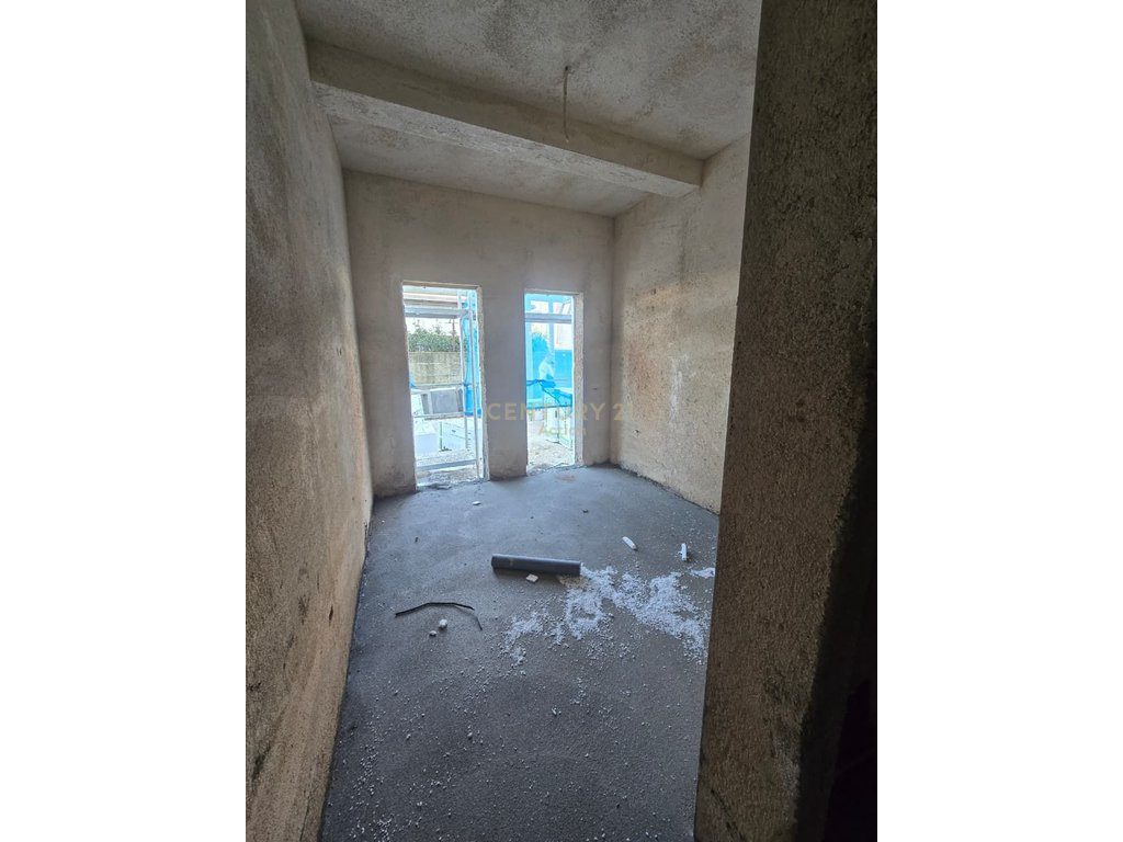OKAZION!!! Shitet Apartament 3+1+Post parkimi+70 m2 verande  tek "Univers City"