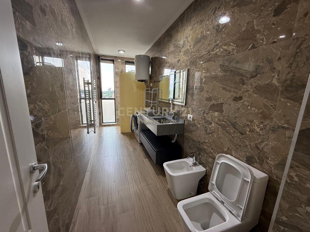 Shitet Apartament 2+1+2 me dy ballkone tek Oasis Lake Residence prane Vet Hospital !!!!!!!!