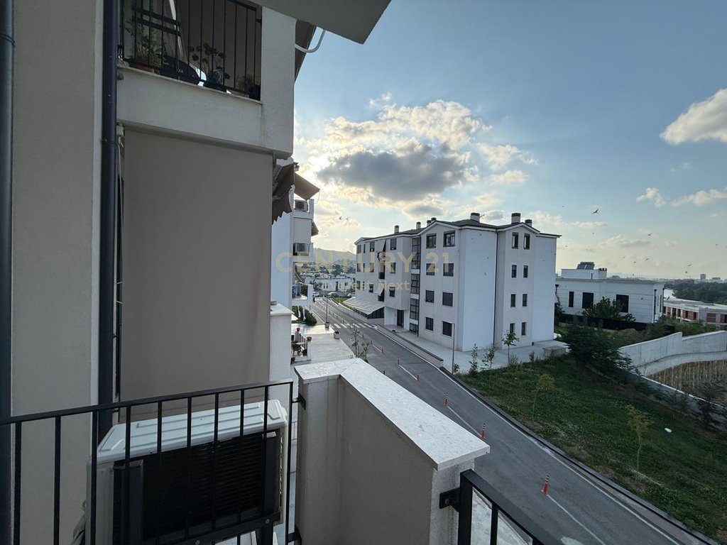 Shitet Apartament 2+1+2 me dy ballkone tek Oasis Lake Residence prane Vet Hospital !!!!!!!!