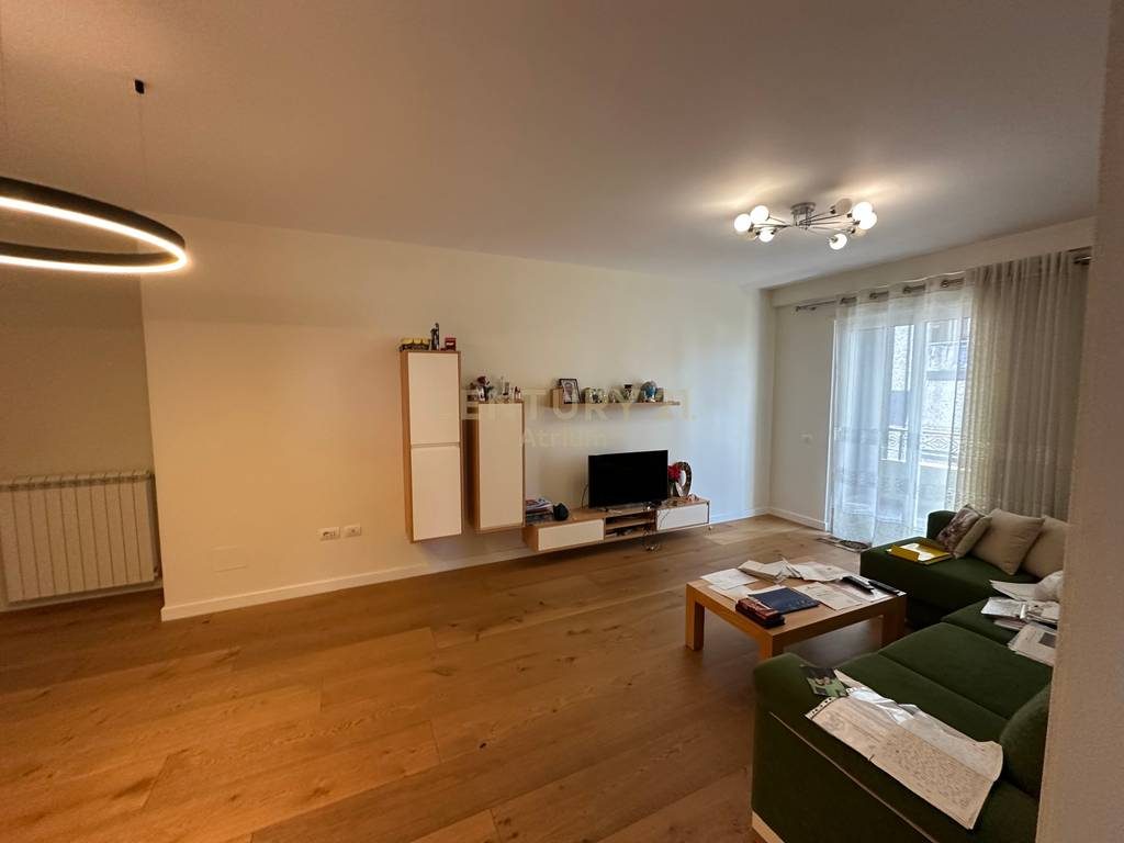 SHITET APARTAMENT 2 + 1 + 2 ME VERANDE NE KINOSTUDIO 1
