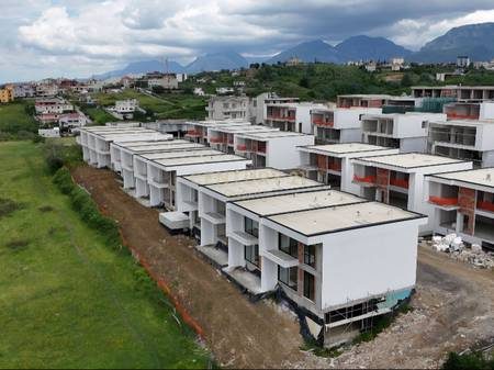 Për Shitje - Vilë Luksoze me Pishinë në Rolling Hills 2 Luxury Residences