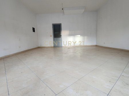 Ambient Komercial për Shitje te Kthesa e Kamzës, pranë Spitalit Hygeia