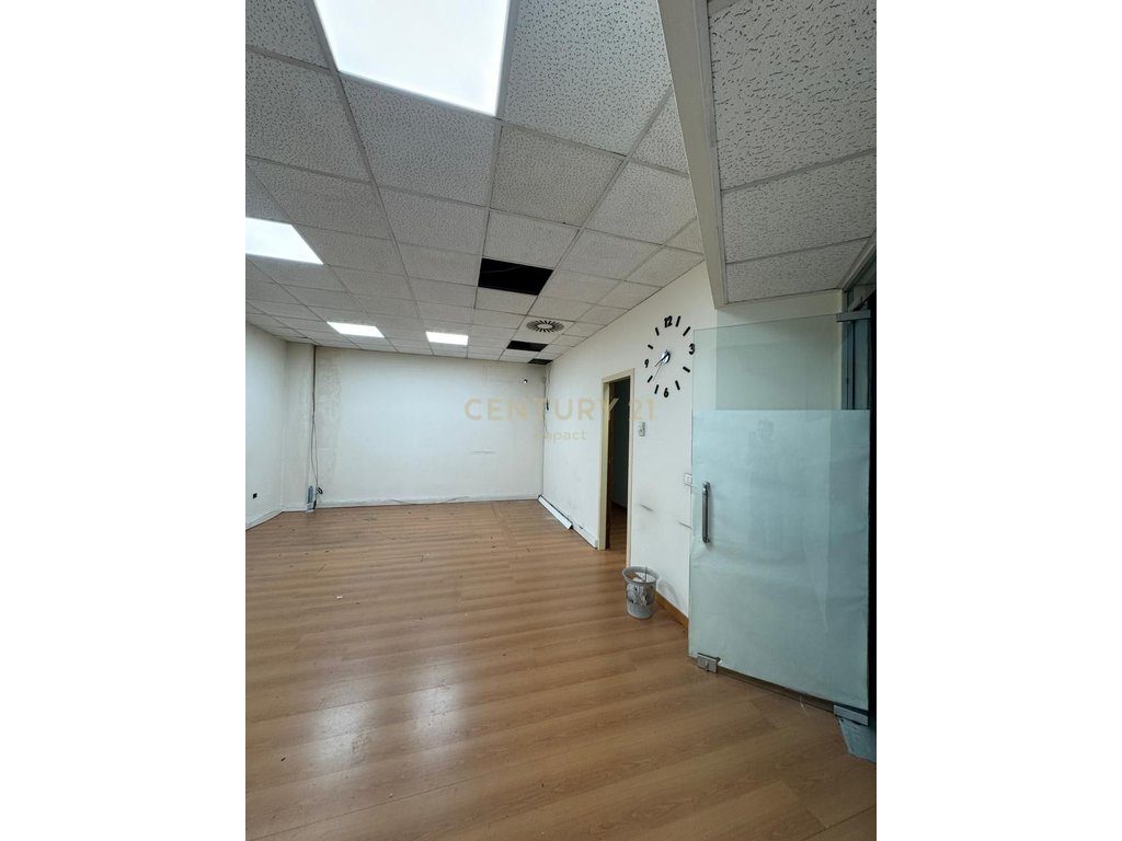 Ambient Komercial  për Shitje tek Torre Drini, Tiranë !