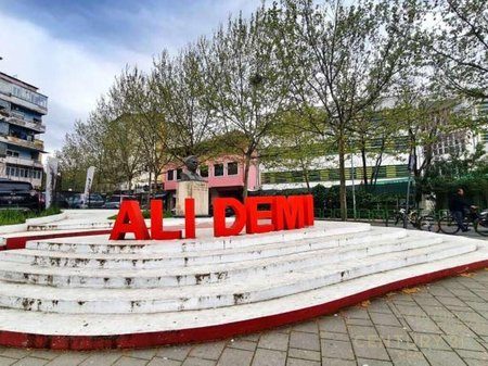 Ambient Biznesi  per shitje , buze rruges kryesore ne Ali Dem!!