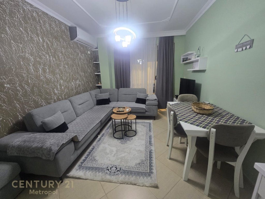 OFROJ PER QIRA APARTAMENT 2+1 PRANE TEFERERIKUT-FRESK!