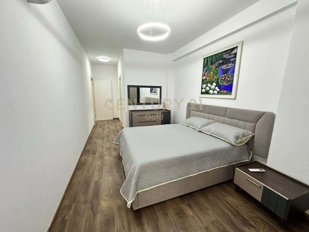 JEPET ME QIRA APARTAMENT MODERN 2+1+2 + POST PARKIMI TEK PAZARI I RI !
