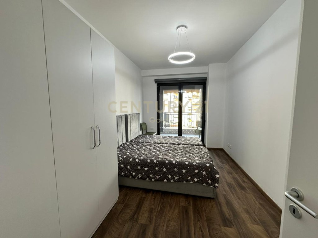 JEPET ME QIRA APARTAMENT MODERN 2+1+2 + POST PARKIMI TEK PAZARI I RI !