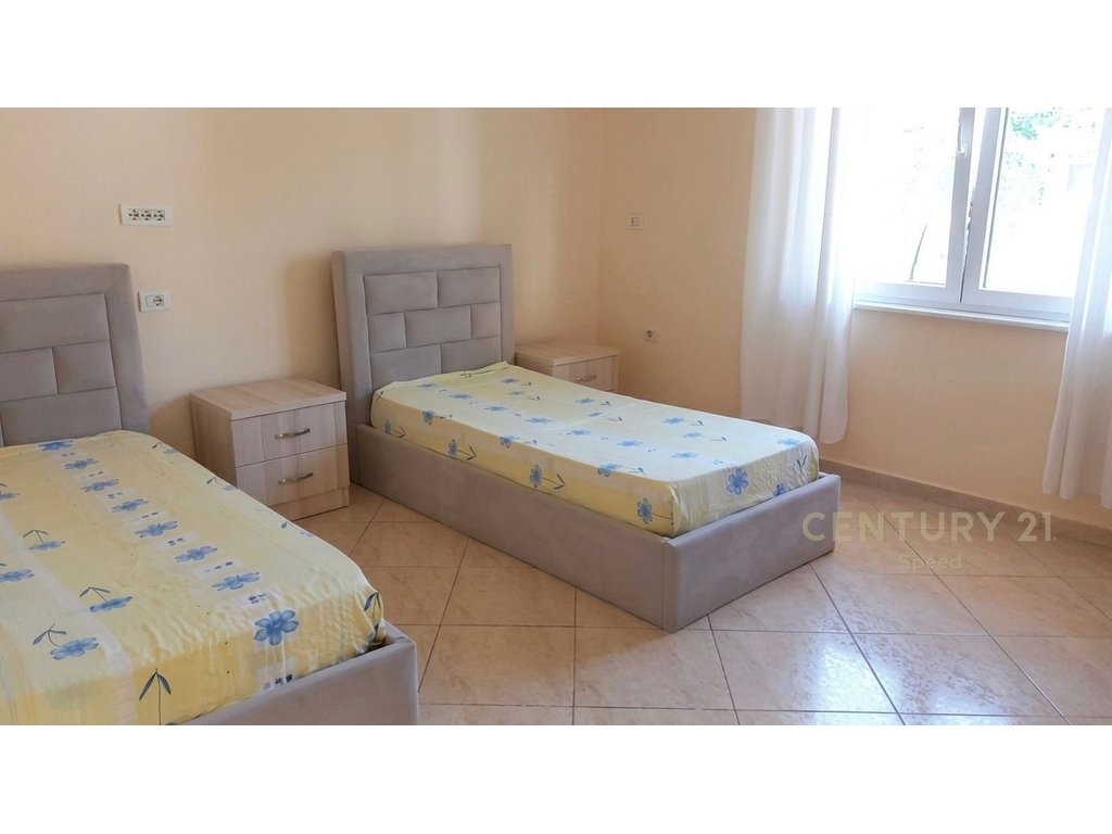 Japim apartament 1+1 me qira ne katin e pare te nje vile, ne zonen e Laprakes!