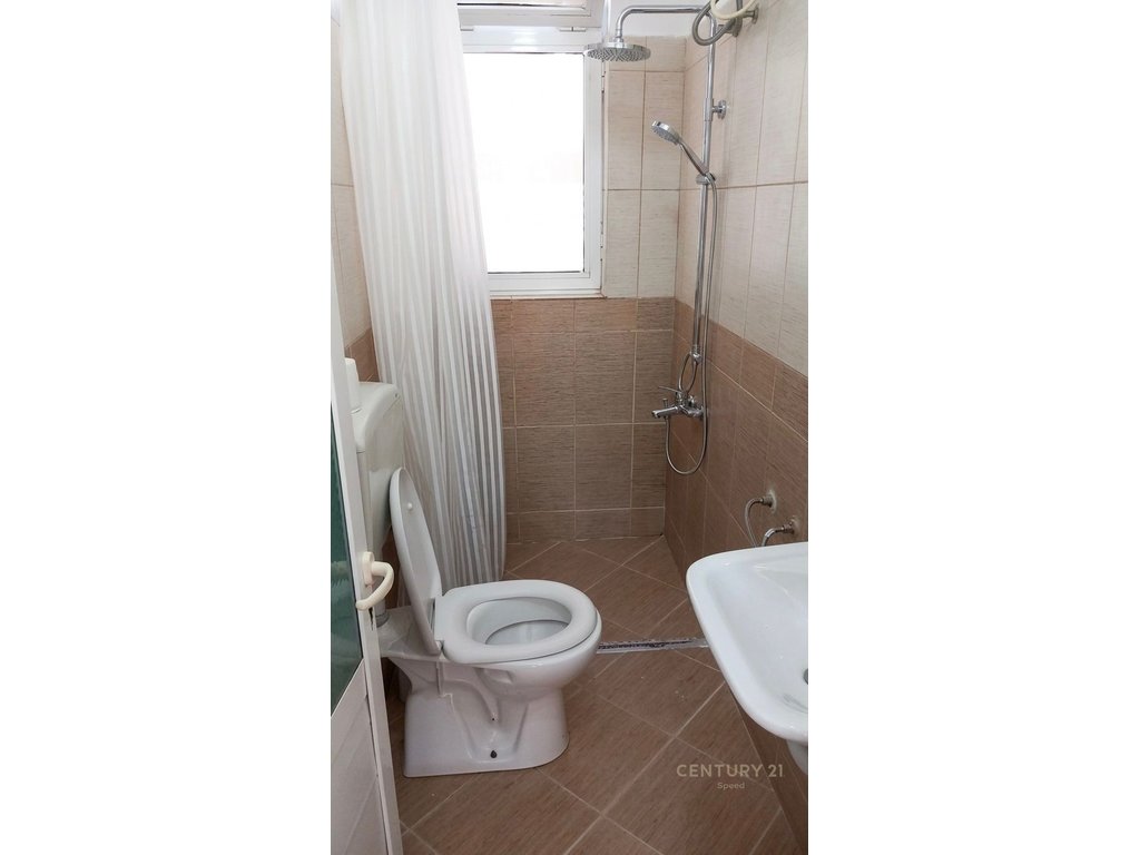 Japim apartament 1+1 me qira ne katin e pare te nje vile, ne zonen e Laprakes!