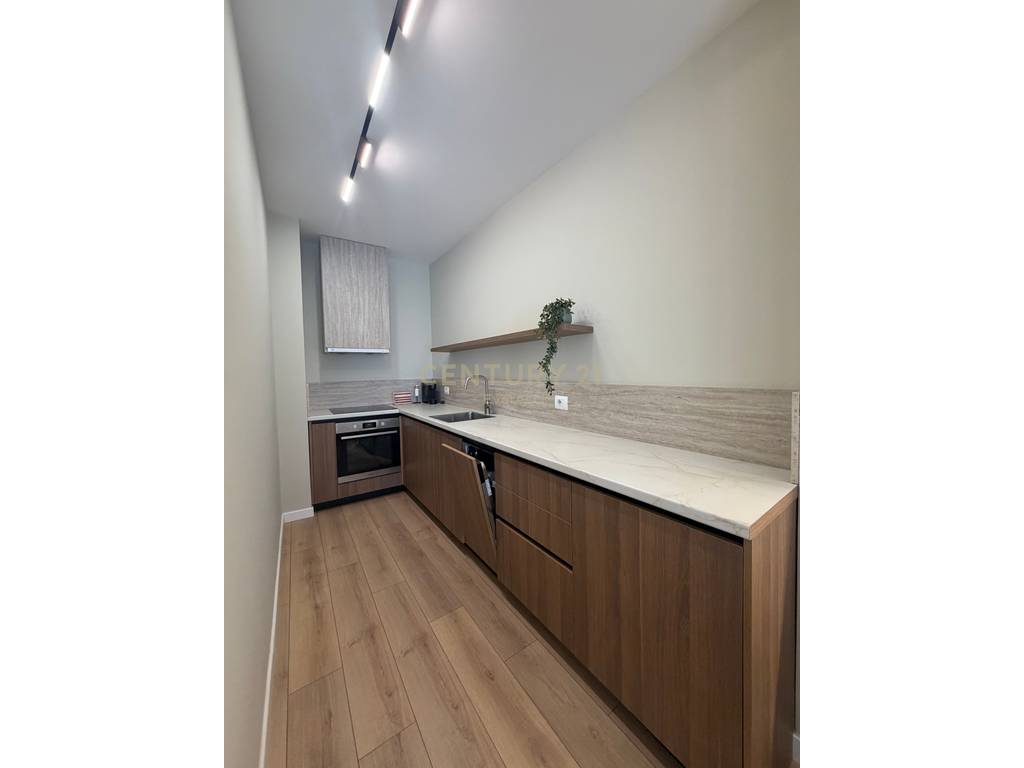 RRUGA E BARRIKADAVE, JAPIM APARTAMENT 1+1 PER QIRA!