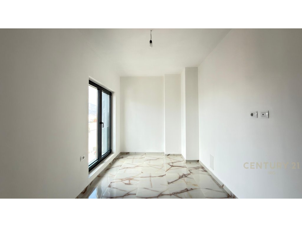 Jepet apartament 2+1+2 per Zyra tek Rruga e Barrikadave!