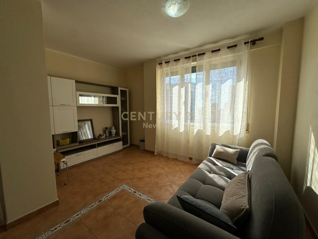 Jeper me Qira Apartament 1+1 në Qender te Durrësit 40000 Leke