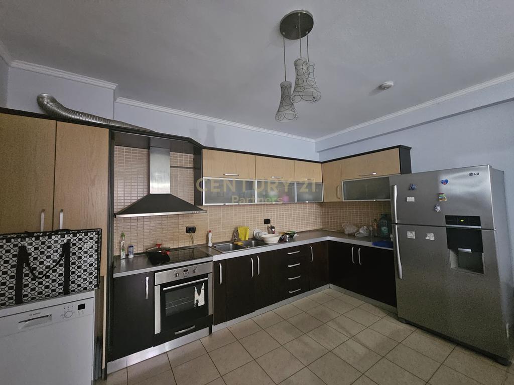 SHITET APARTAMENT 2+1 TEK PALLATET E FRATARIT