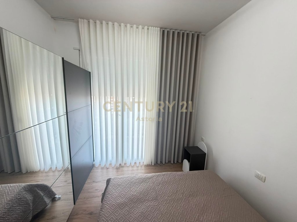 Jepet me qira apartament 1+1, totalisht i mobiluar, i sapo përfunduar dhe i pabanuar më parë.