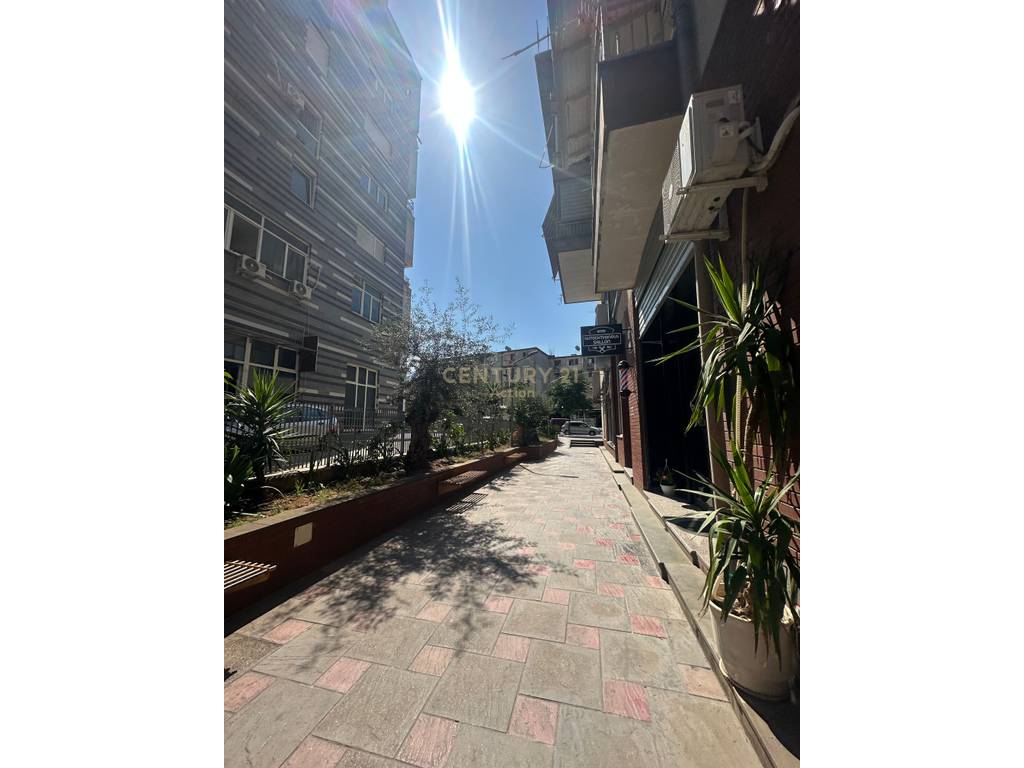 🏡 Shitet Apartament 1+1 me Verandë të Bollshme në Porcelan, Tiranë!