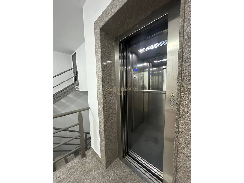 🏡 Shitet Apartament 1+1 me Verandë të Bollshme në Porcelan, Tiranë!