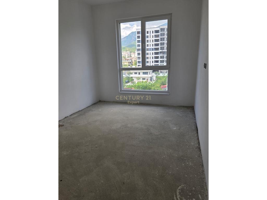 Shitet Apartament 2+1+2 afer Klanit 1560 €m2
+ post parkimi