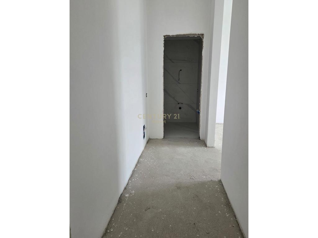 Shitet Apartament 2+1+2 afer Klanit 1560 €m2
+ post parkimi
