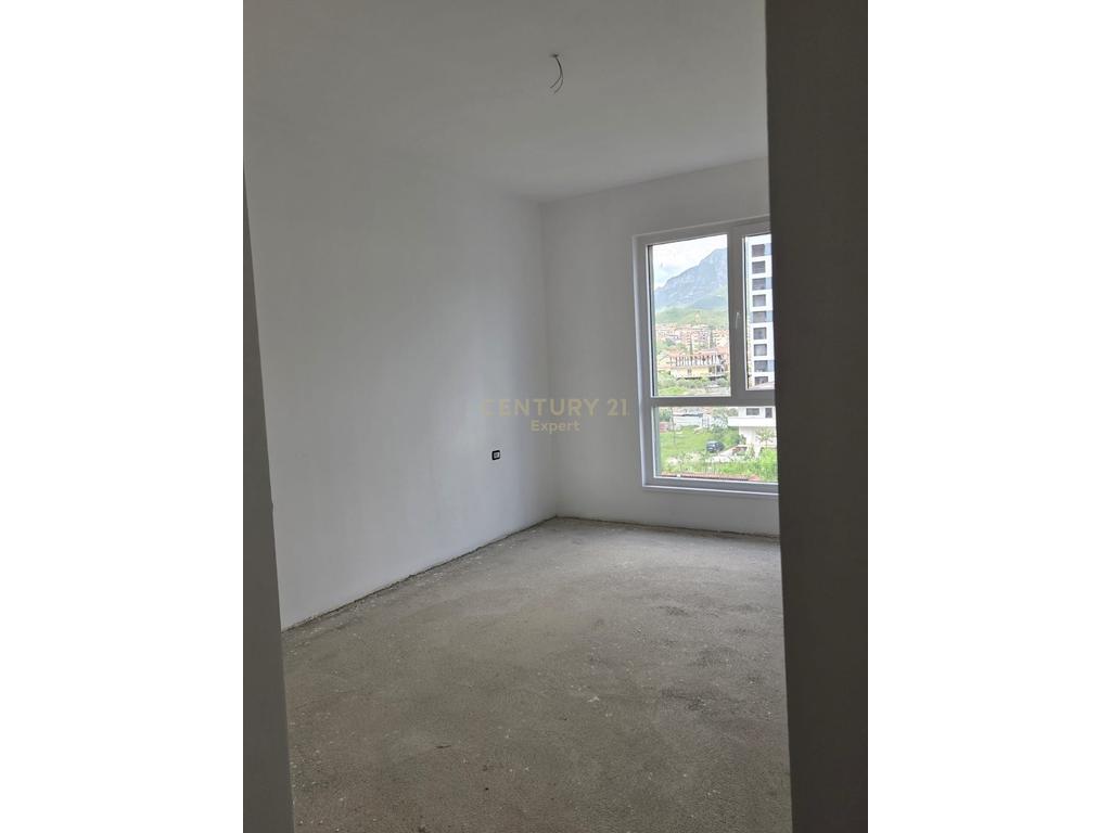 Shitet Apartament 2+1+2 afer Klanit 1560 €m2
+ post parkimi