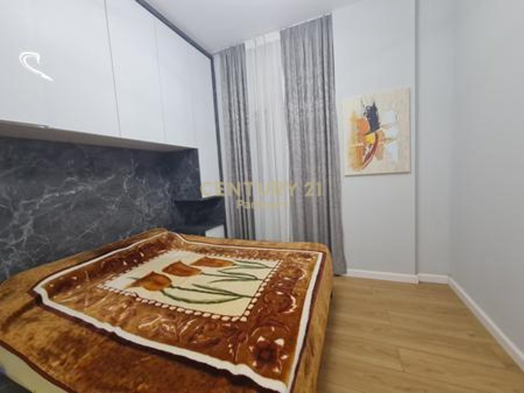 JAPIM ME QIRA APARTAMENT 1+1 PRANE ZOJA E KESHILLIT TE MIRE. Rruga Dritan Hoxha