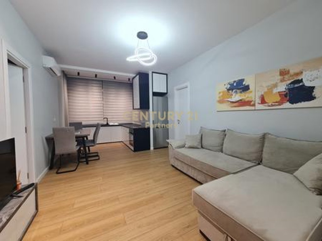 JAPIM ME QIRA APARTAMENT 1+1 PRANE ZOJA E KESHILLIT TE MIRE. Rruga Dritan Hoxha