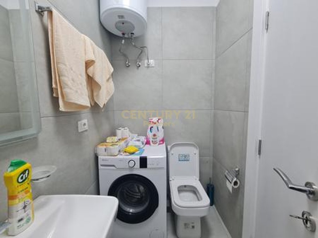 JAPIM ME QIRA APARTAMENT 1+1 PRANE ZOJA E KESHILLIT TE MIRE. Rruga Dritan Hoxha