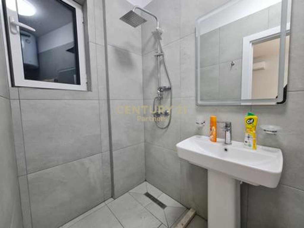JAPIM ME QIRA APARTAMENT 1+1 PRANE ZOJA E KESHILLIT TE MIRE. Rruga Dritan Hoxha