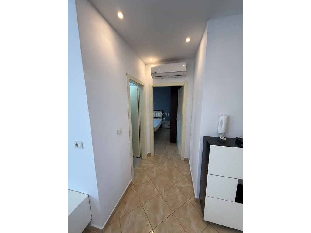 Jepet me qira Aparatament 2+1 totalisht i rinovuar ne Skel prane Hotel Partner!