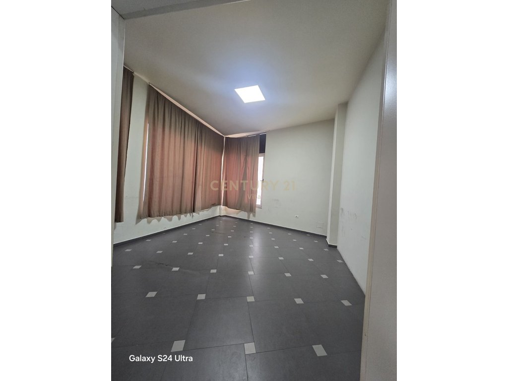 Ambient 500m2 me Qira në Shkozet, Durrës, në Rrugë Kryesore !