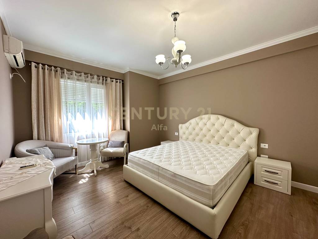 QIRA, APARTAMENT 3+1+2 me POST PARKIMI, KOPSHTI BOTANIK‼️