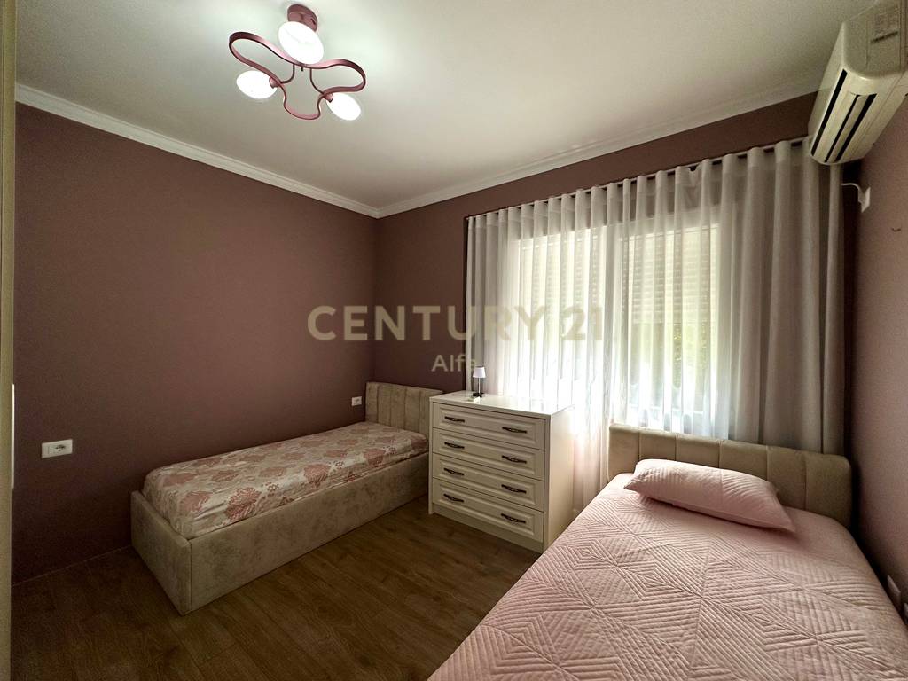 QIRA, APARTAMENT 3+1+2 me POST PARKIMI, KOPSHTI BOTANIK‼️