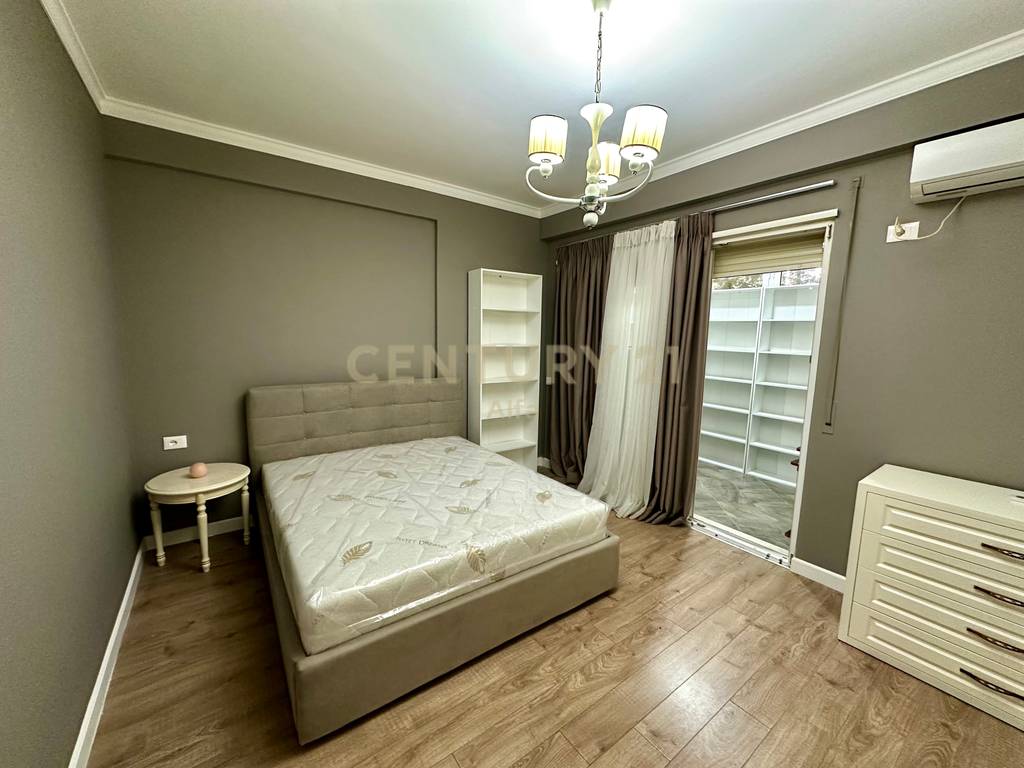 QIRA, APARTAMENT 3+1+2 me POST PARKIMI, KOPSHTI BOTANIK‼️
